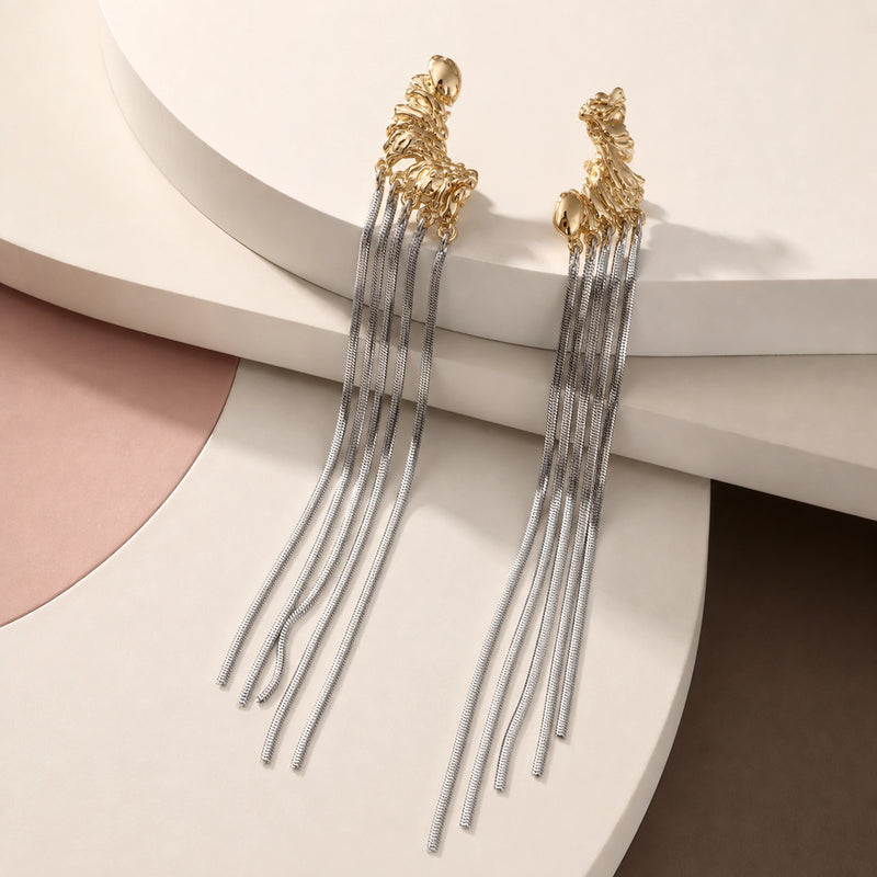 Aretes largos con flecos plateados.