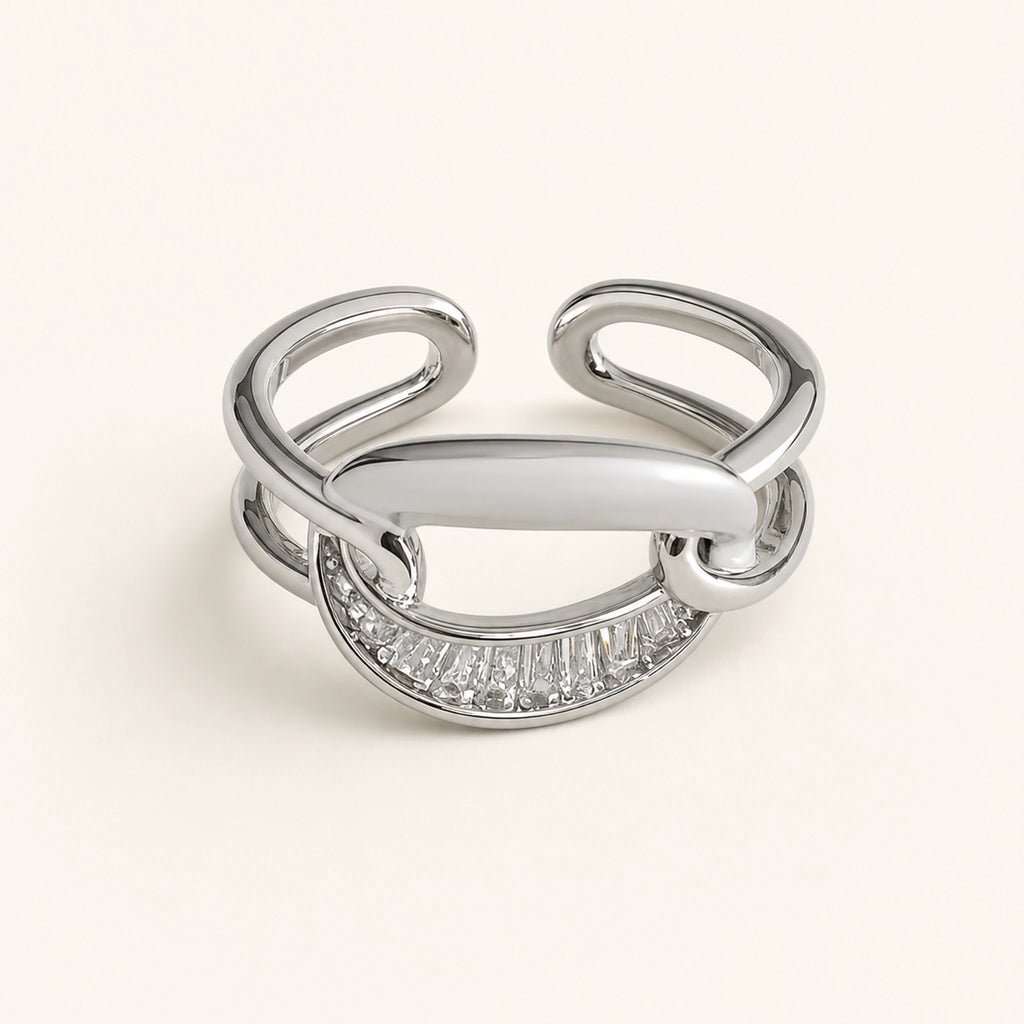 Anillo Nudo: cuerpo abierto plateado con frente entrelazado.