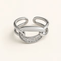 Anillo Nudo: cuerpo abierto plateado con frente entrelazado.