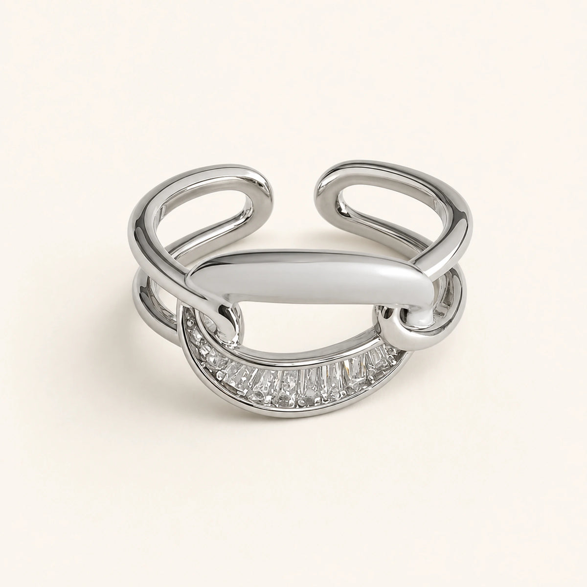 Anillo Nudo: cuerpo abierto plateado con frente entrelazado.