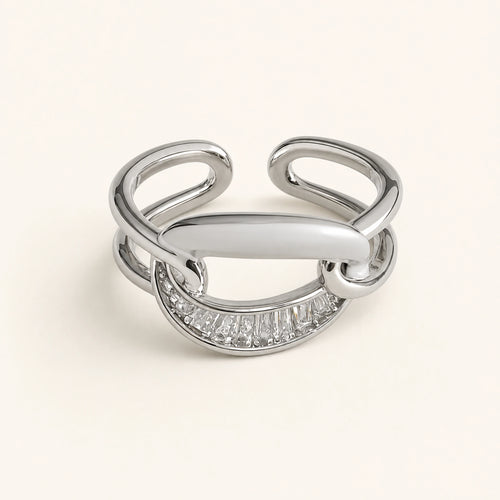 Anillo Nudo: cuerpo abierto plateado con frente entrelazado.