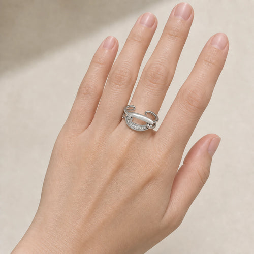 Anillo Nudo puesto en la mano.