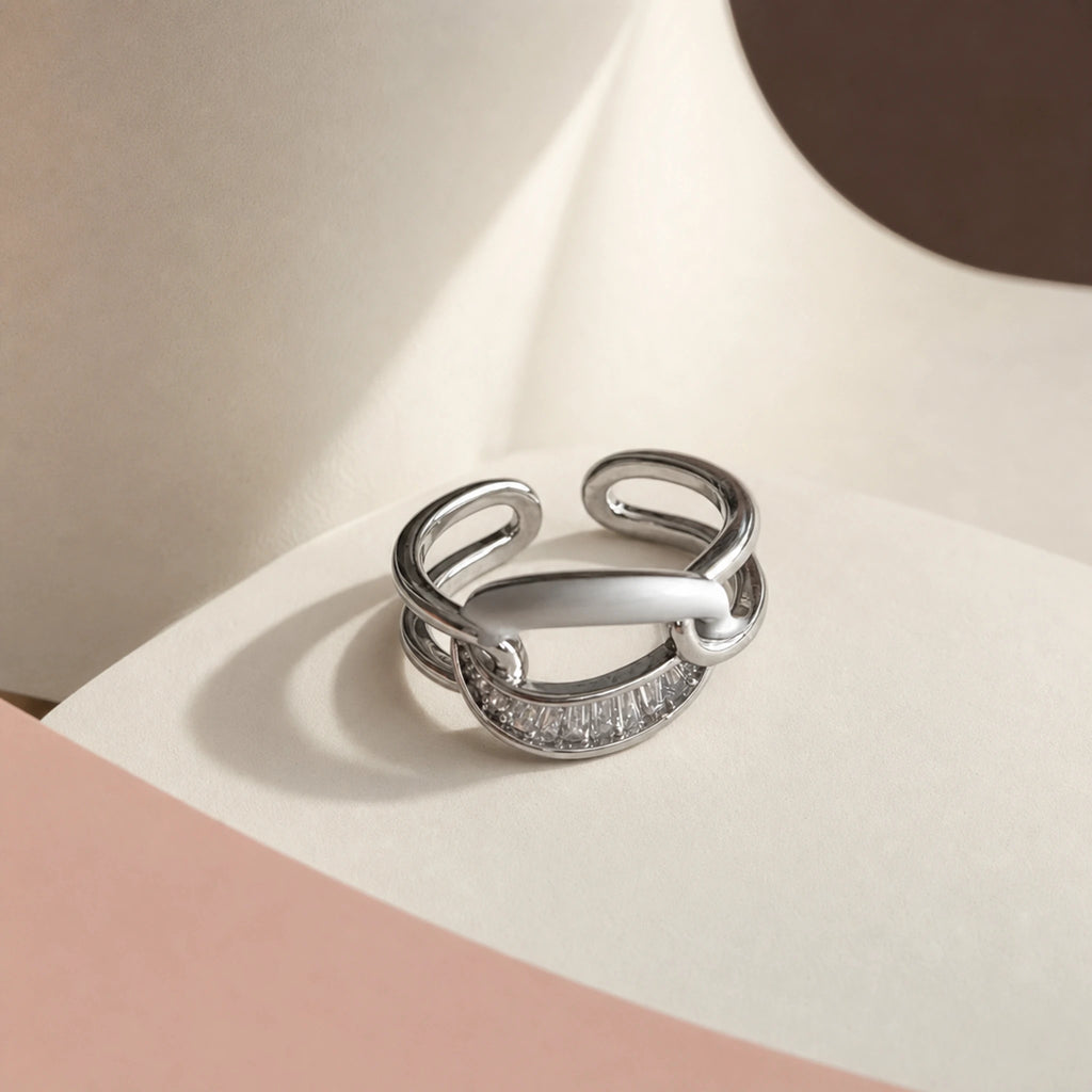 Anillo Nudo en composición de campaña.