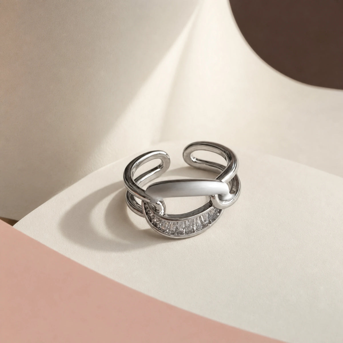 Anillo Nudo en composición de campaña.
