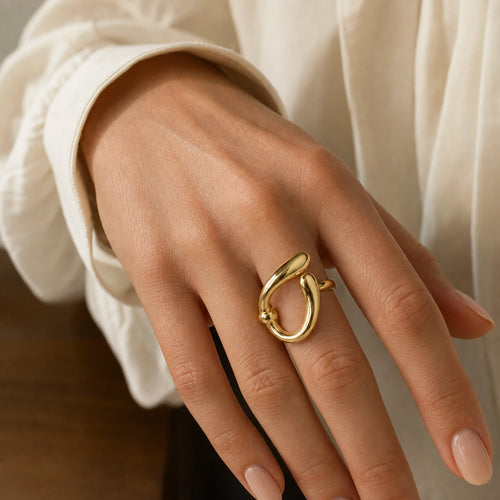Anillo Gesto puesto en la mano.