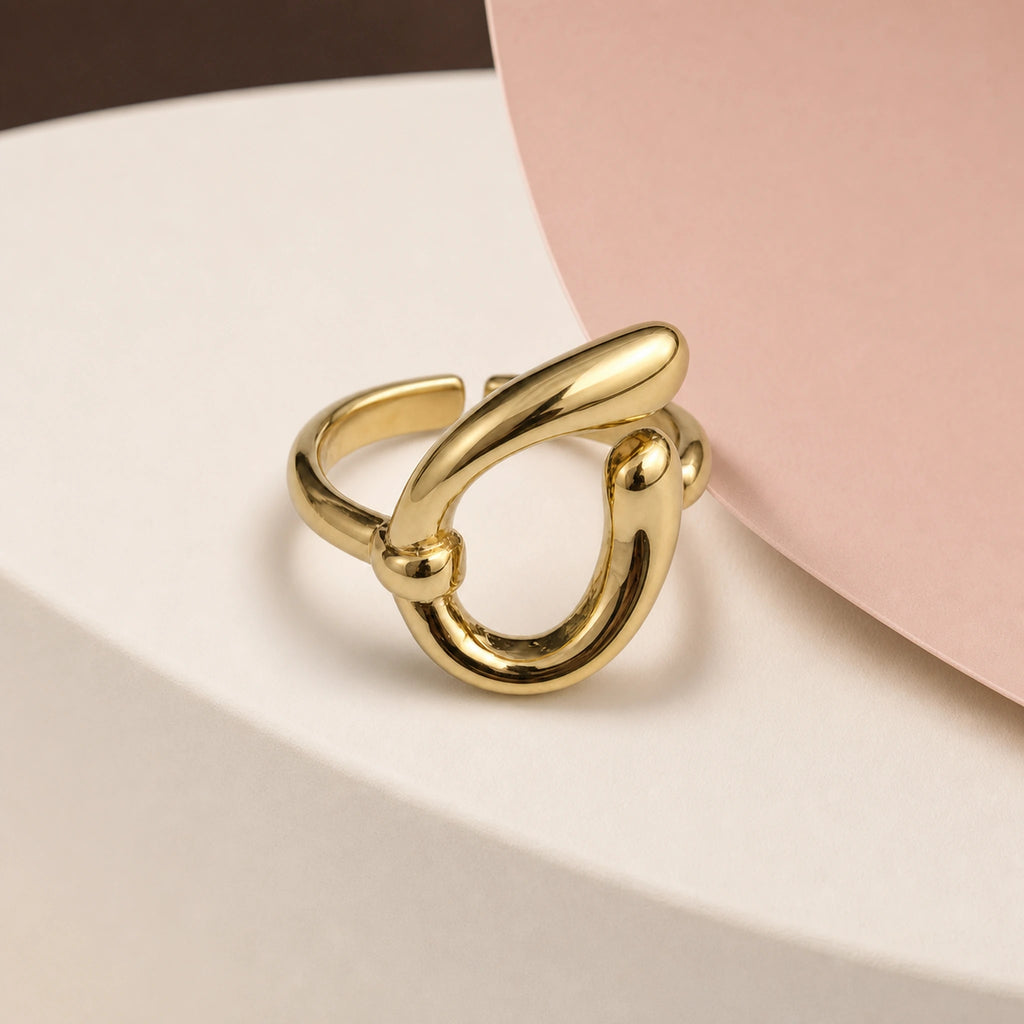 Anillo Gesto en composición de campaña.