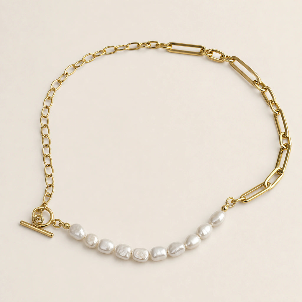 Collar Contraste: gargantilla asimétrica con diez componentes blancos.