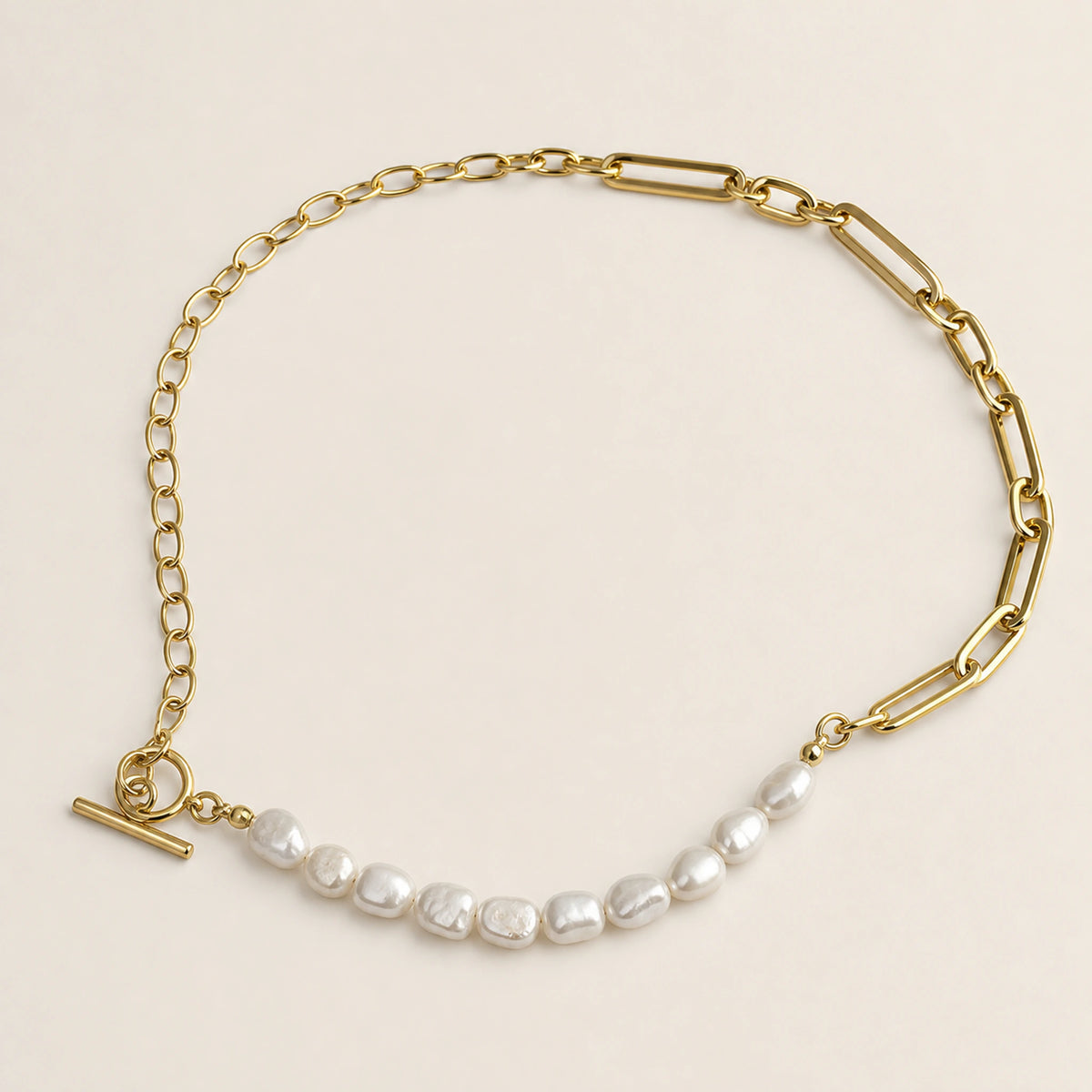 Collar Contraste: gargantilla asimétrica con diez componentes blancos.