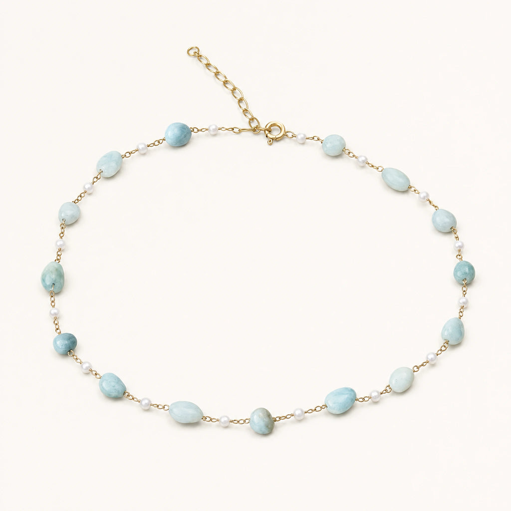 Collar Menta: cadena dorada con cuentas verde agua y blancas.