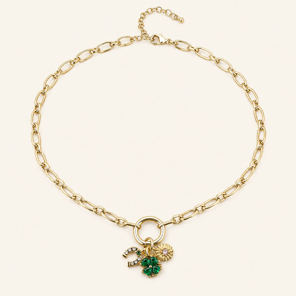 Collar Ronda: cadena dorada de eslabones ovalados con aro frontal y tres dijes.