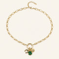 Collar Ronda: cadena dorada de eslabones ovalados con aro frontal y tres dijes.