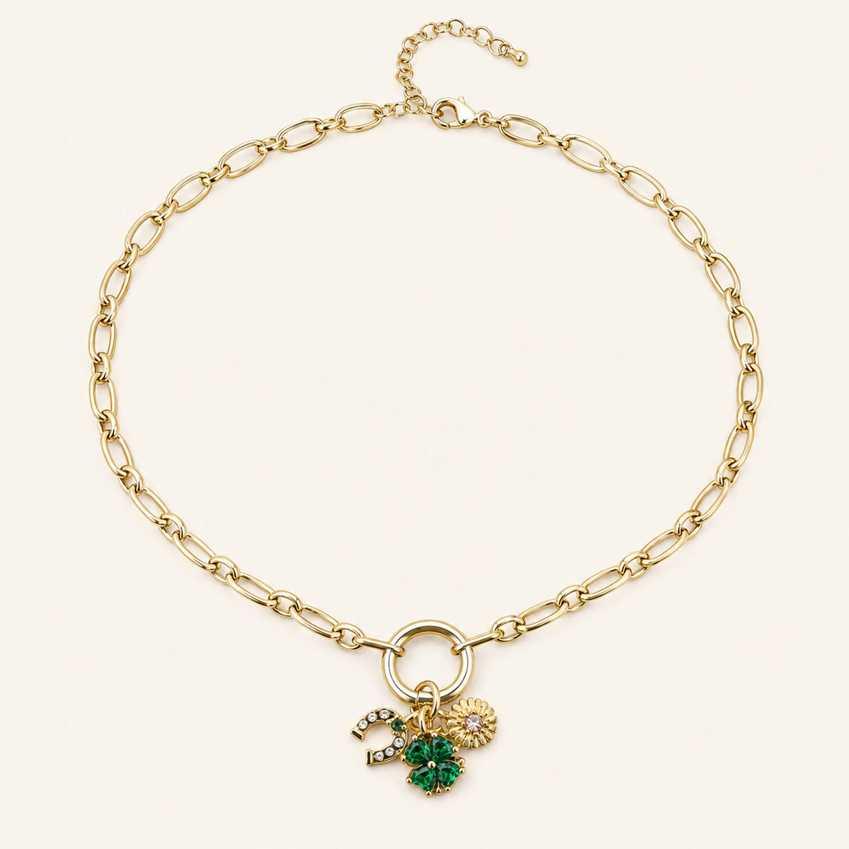 Collar Ronda: cadena dorada de eslabones ovalados con aro frontal y tres dijes.