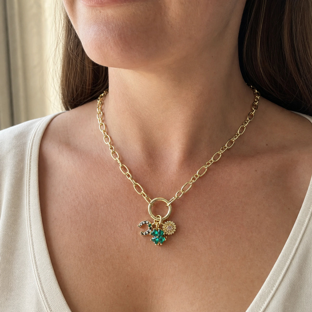 Mujer con un collar corto de cadena dorada con perlas.