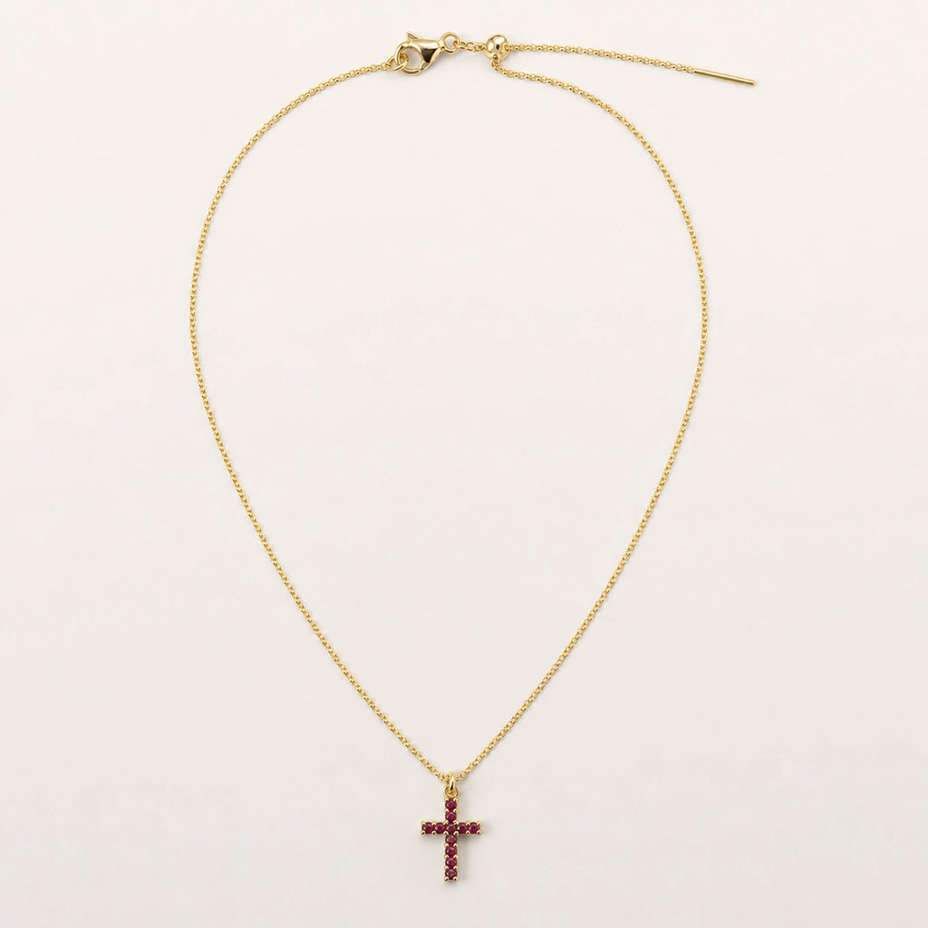 Collar Cruz: cadena fina dorada con dije de cruz.