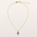Collar Cruz: cadena fina dorada con dije de cruz.