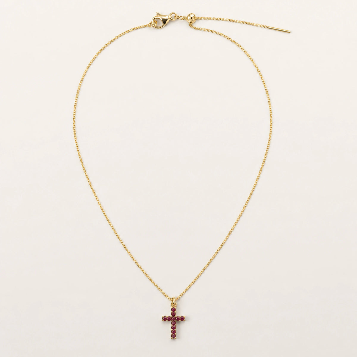 Collar Cruz: cadena fina dorada con dije de cruz.