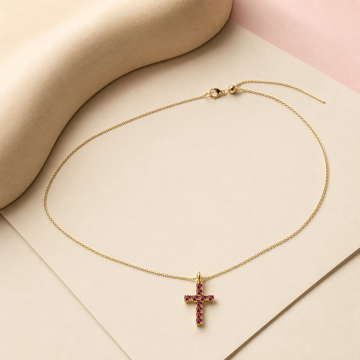 Collar Cruz en composición de campaña.