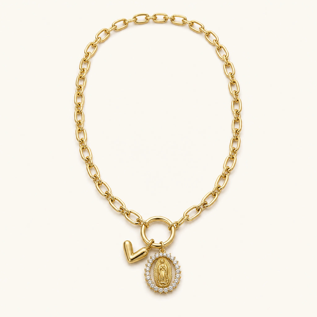 Collar Guadalupe: cadena dorada con medalla ovalada y dije en V.