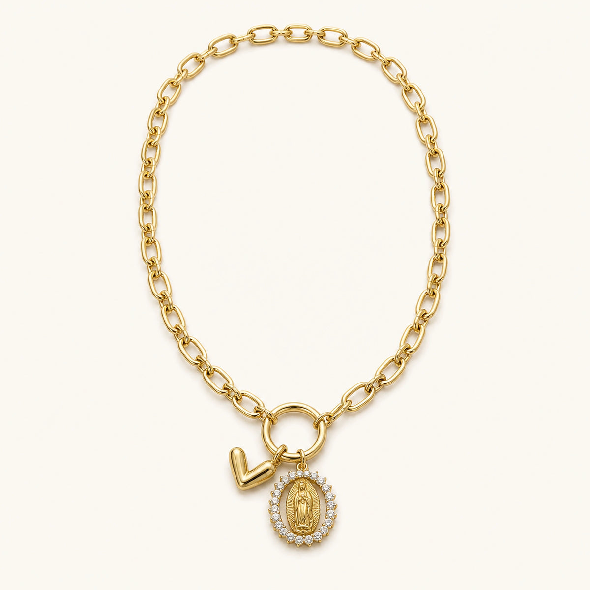 Collar Guadalupe: cadena dorada con medalla ovalada y dije en V.