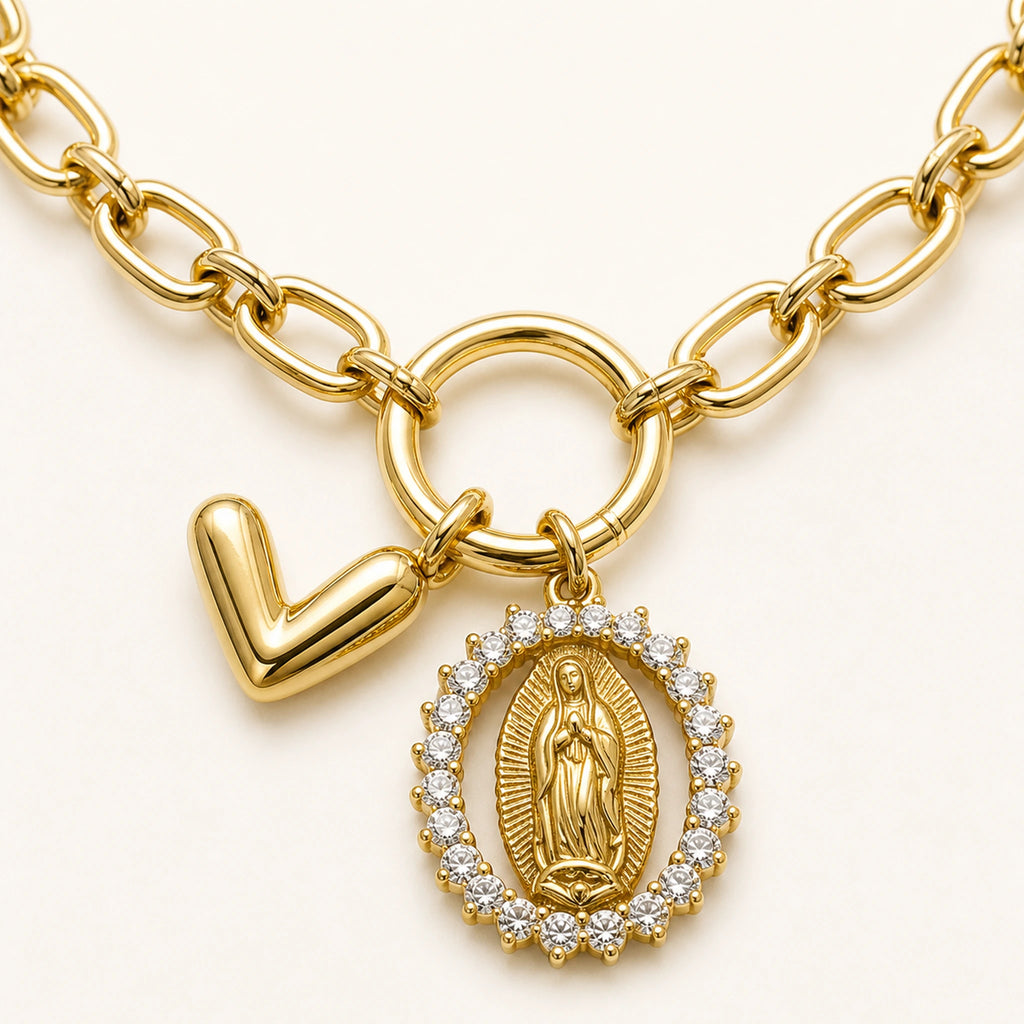 Detalle de la medalla y el dije angular.