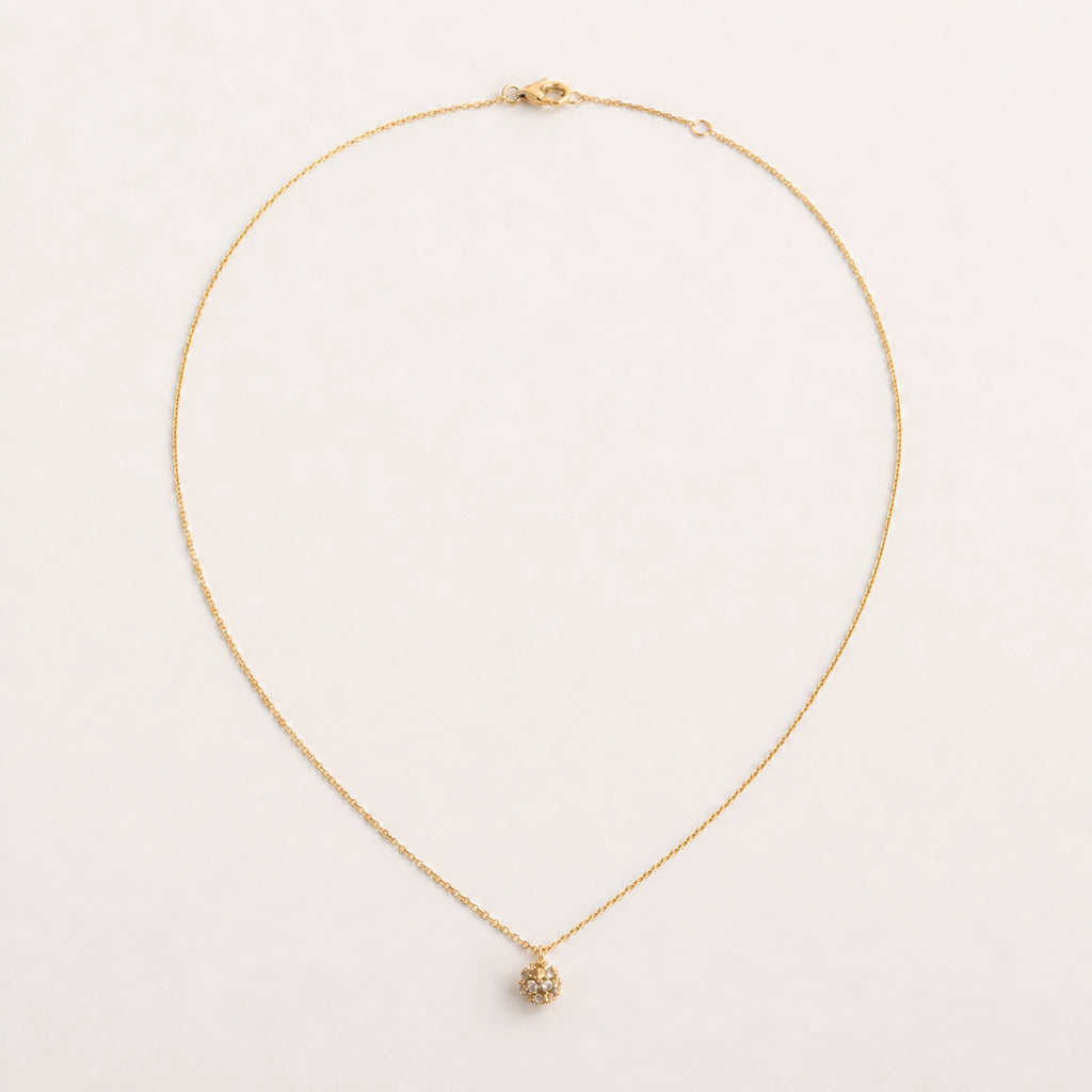 Collar Semilla: cadena muy fina con dije pequeño e irregular.