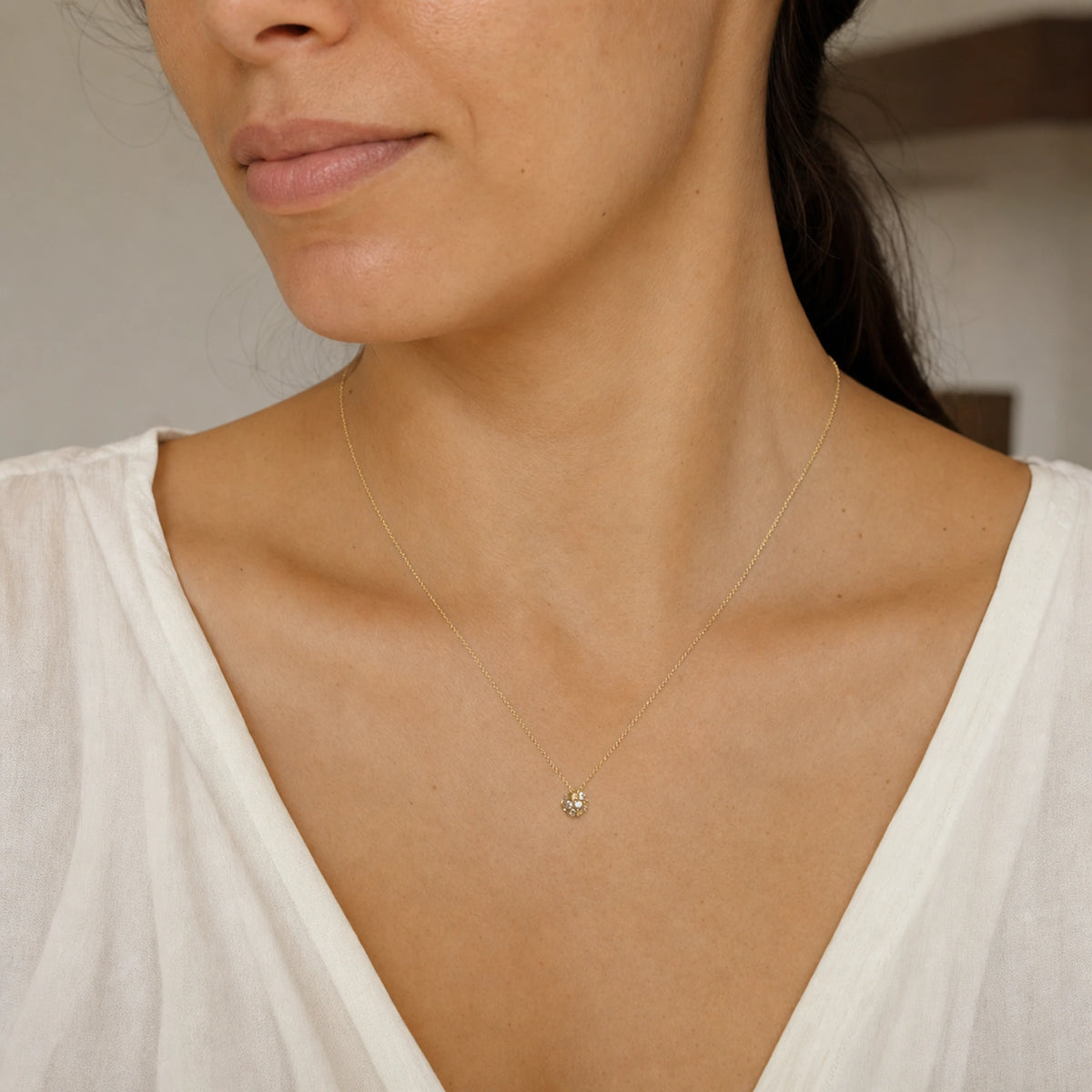 Collar Semilla puesto en el cuello.
