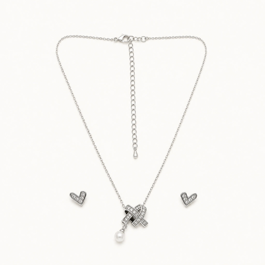 Set Lazo: collar con dije entrelazado y dos aretes de corazón abierto.