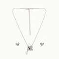 Set Lazo: collar con dije entrelazado y dos aretes de corazón abierto.
