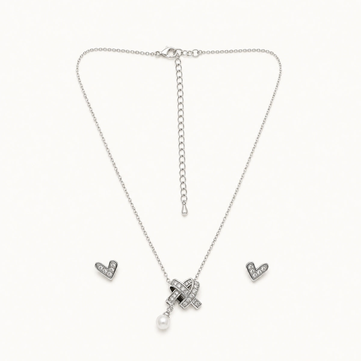 Set Lazo: collar con dije entrelazado y dos aretes de corazón abierto.