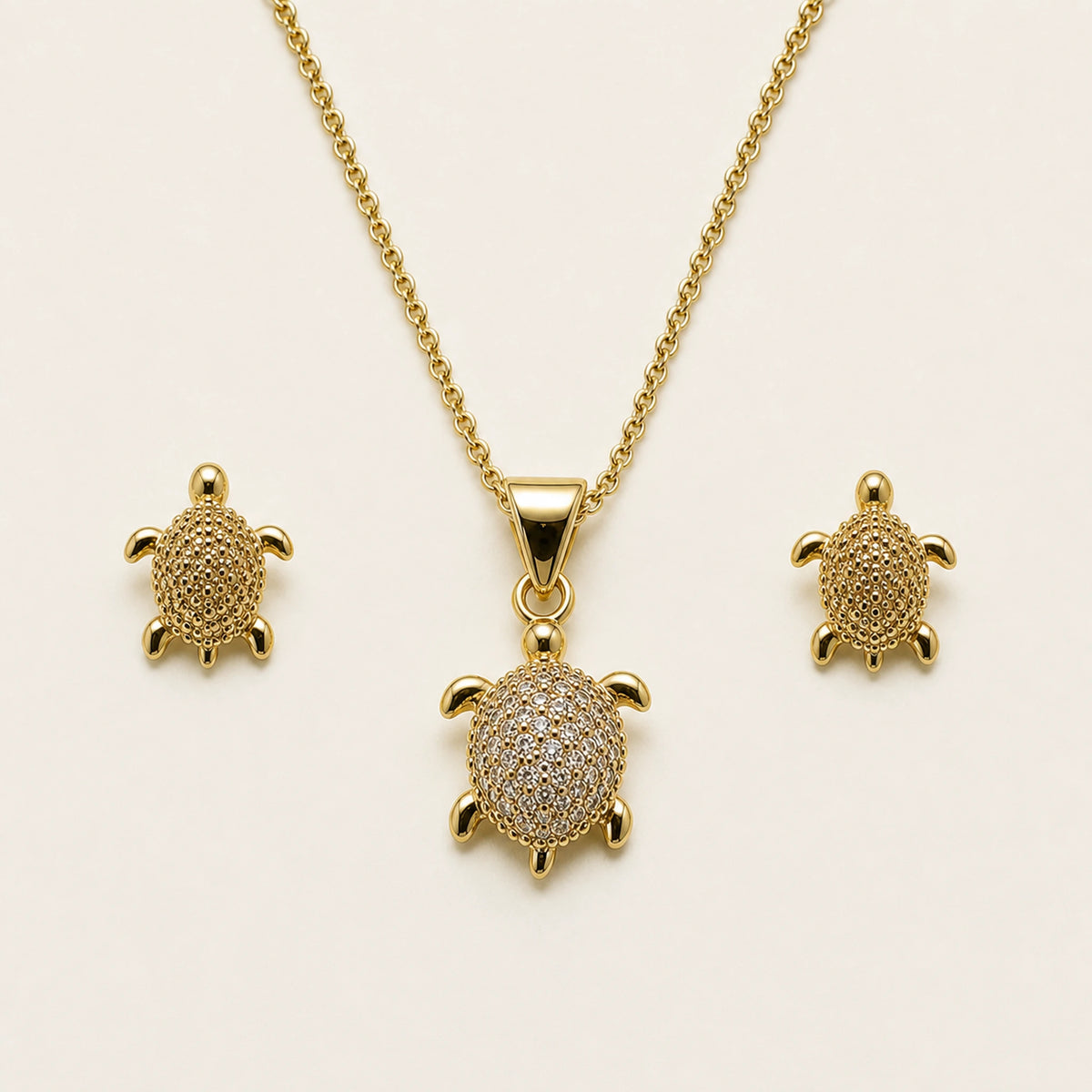 Detalle del caparazón y los aretes de tortuga.