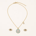 Set Mirada: collar con colgante circular y dos aretes almendrados.
