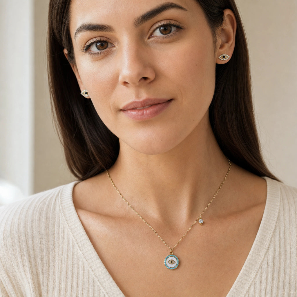 Set Mirada puesto: collar y aretes.