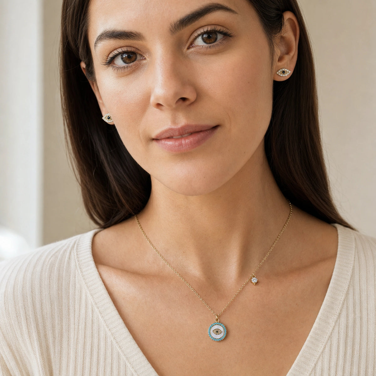 Collar y aretes de OCAMAR llevados juntos.