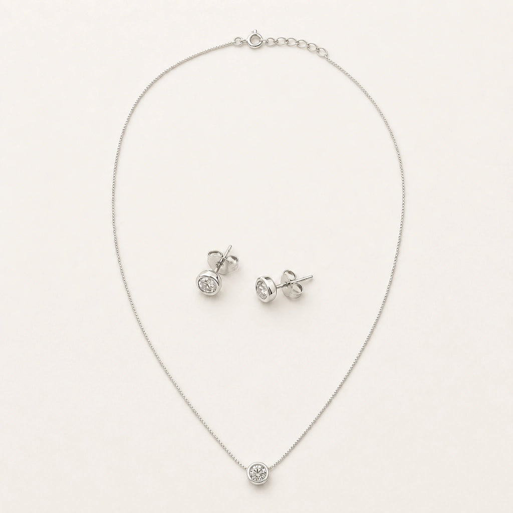 Set Claro: collar y dos aretes en plata Ley 925 con elemento transparente.