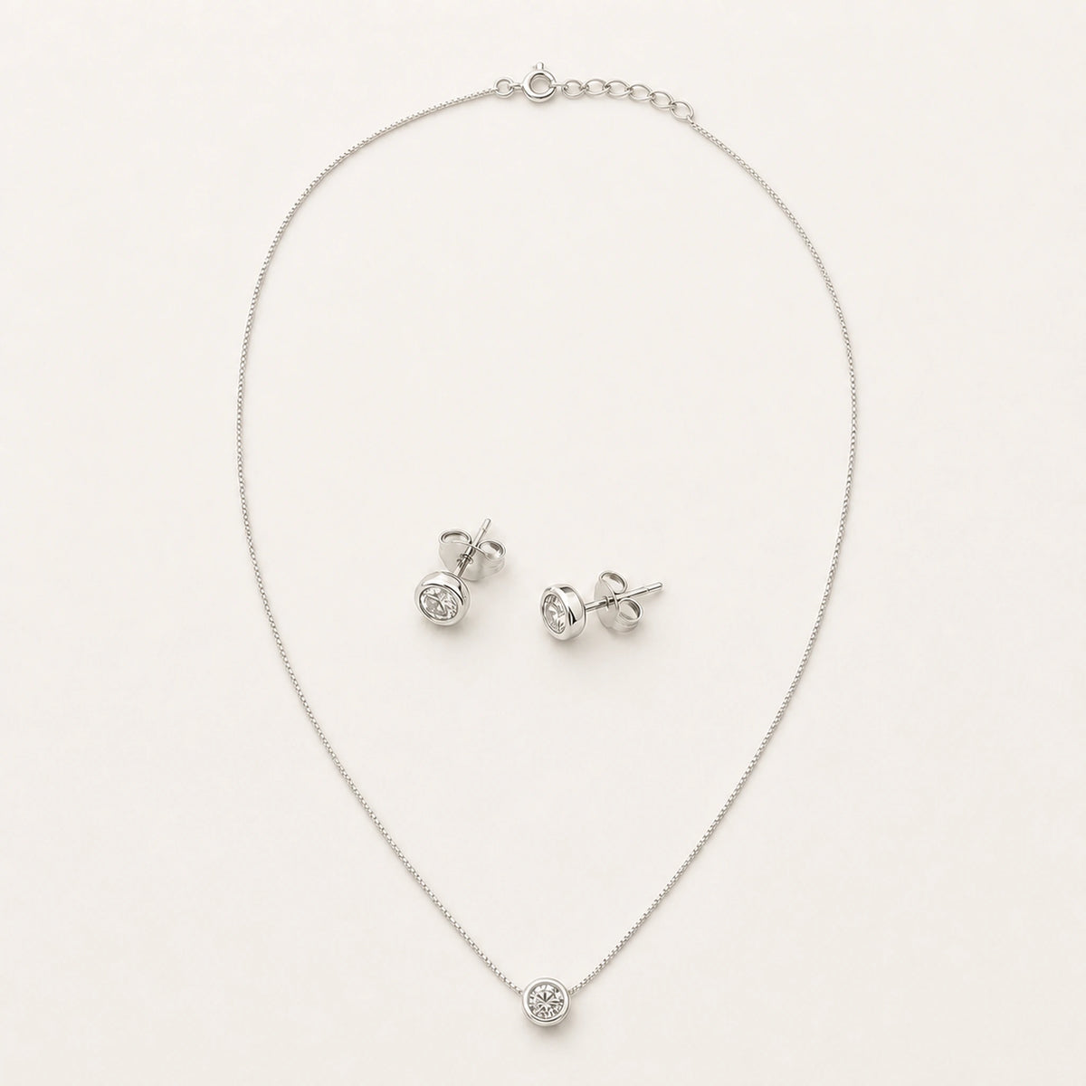 Set Claro: collar y dos aretes en plata Ley 925 con elemento transparente.