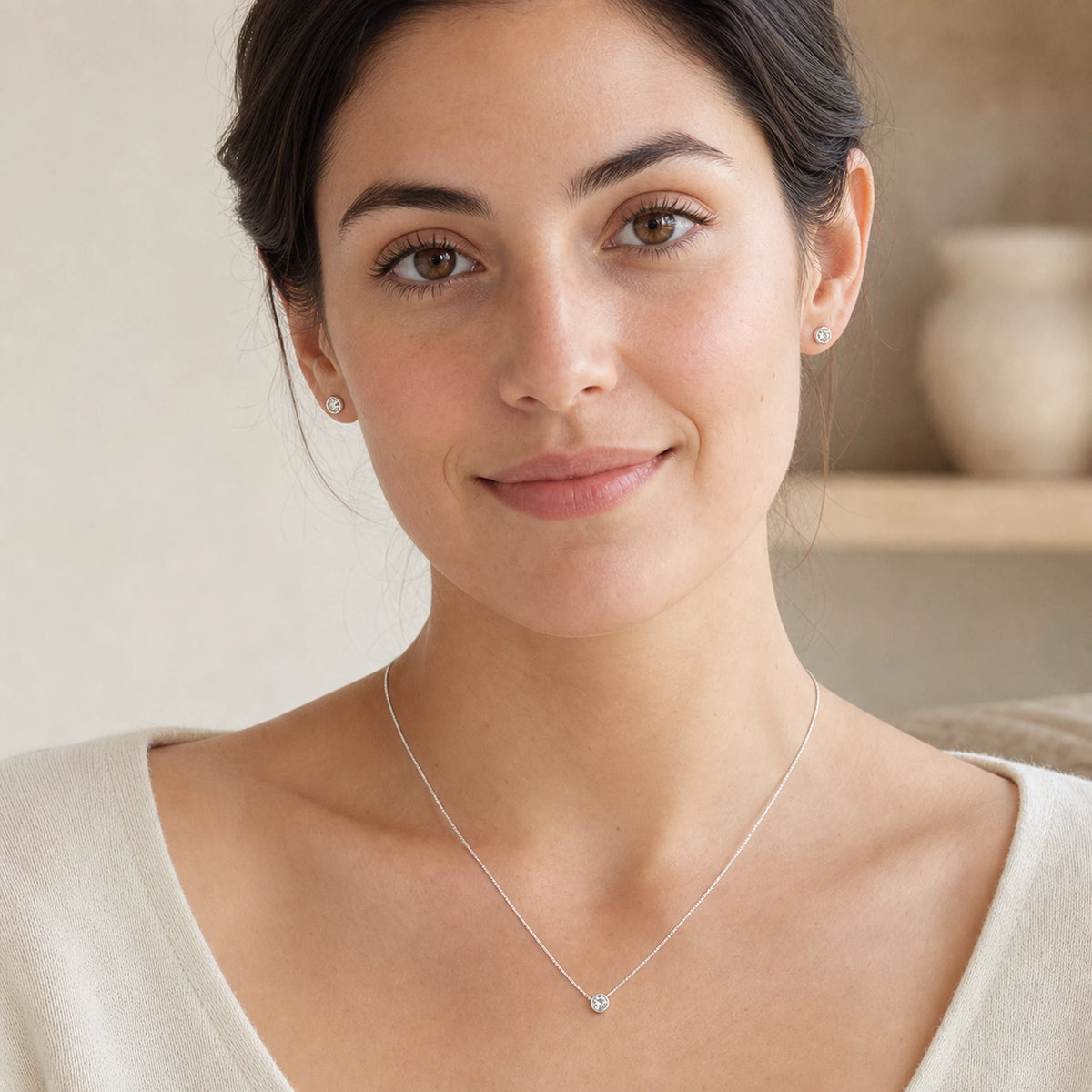 Set Claro puesto: collar y aretes.