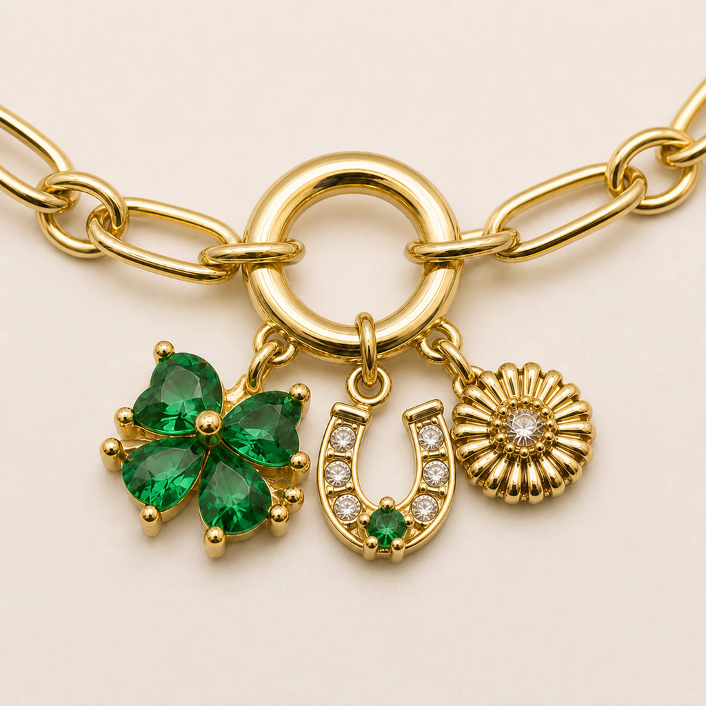 Detalle del aro frontal y los tres dijes de la Pulsera Ronda.