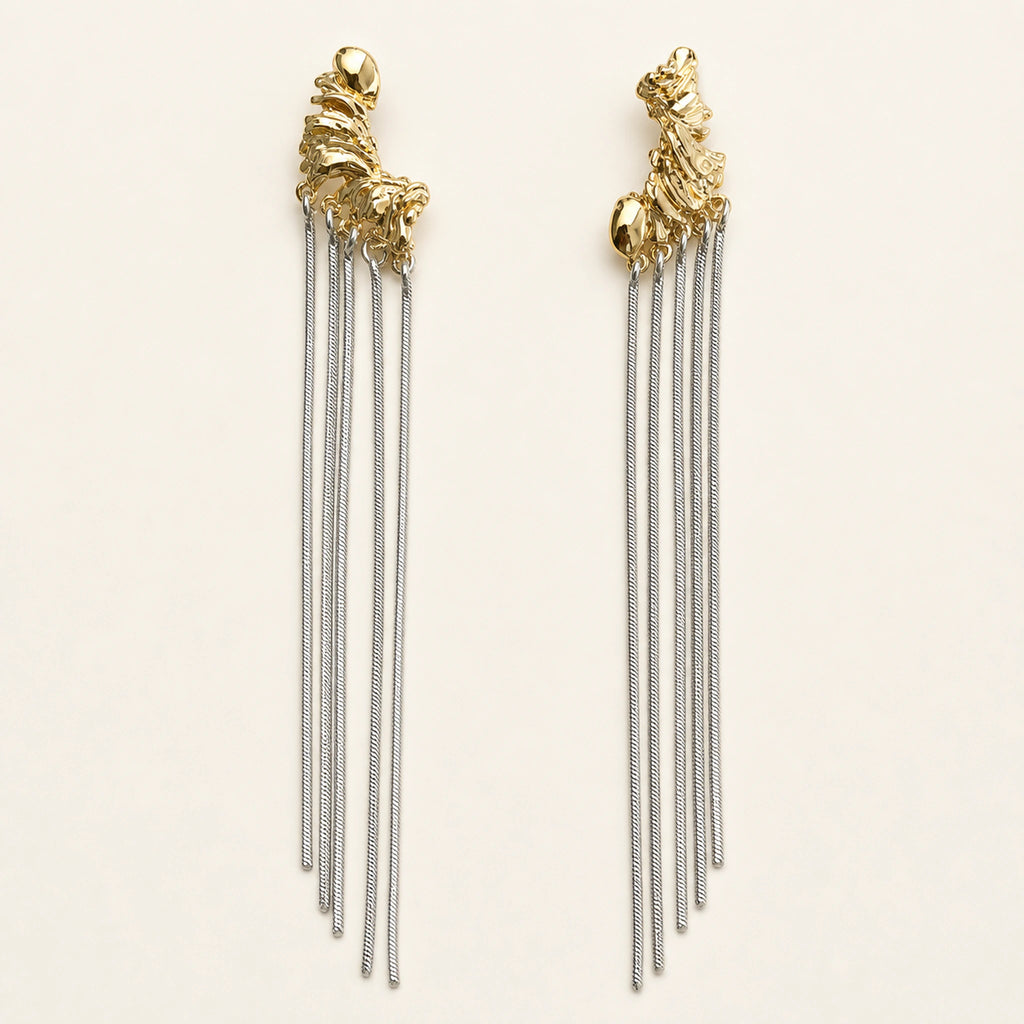 Aretes Cascada: cuerpo dorado con seis tiras plateadas colgantes.