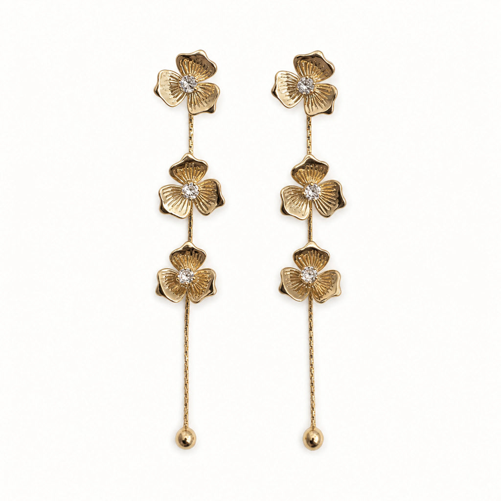 Aretes Enredadera: tres flores articuladas con cola y remate.