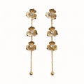 Aretes Enredadera: tres flores articuladas con cola y remate.