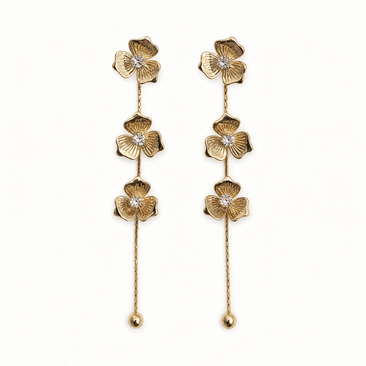 Aretes Enredadera: tres flores articuladas con cola y remate.