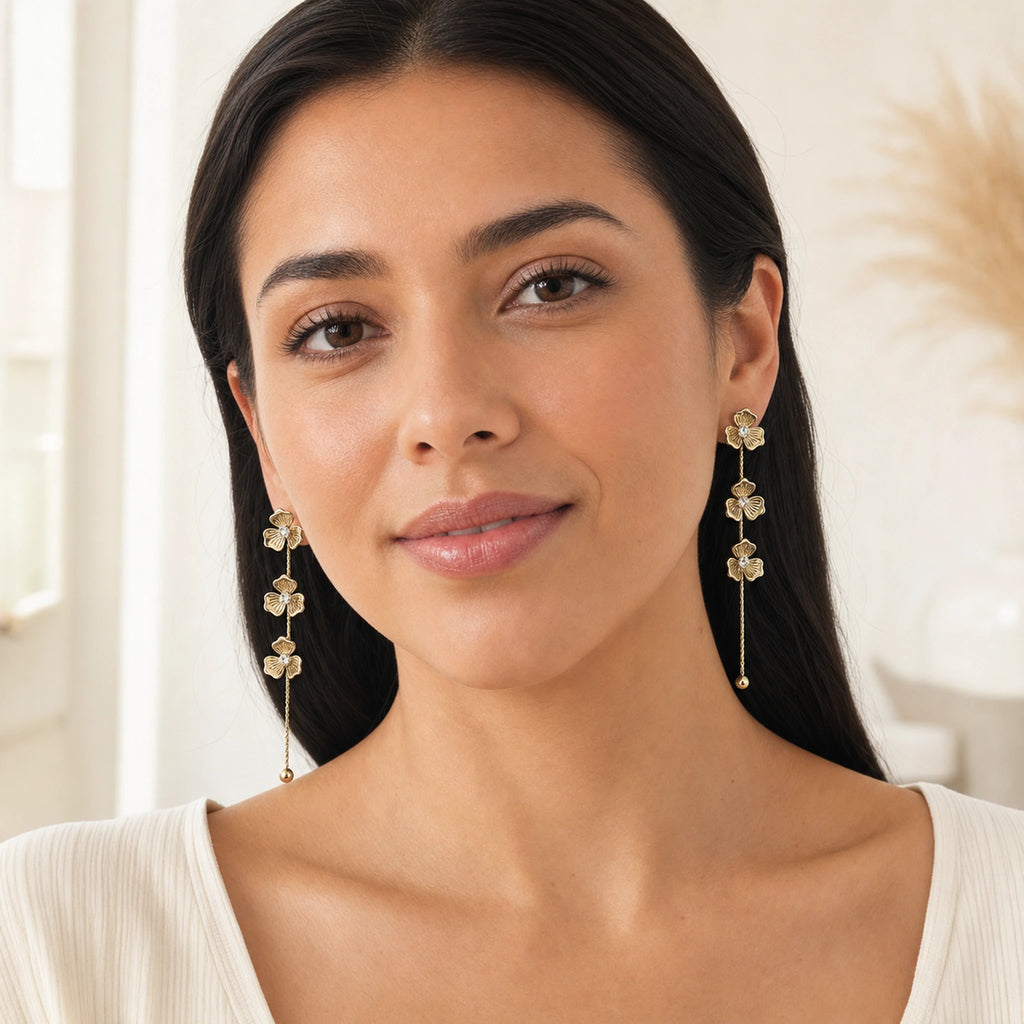 Aretes Enredadera puestos, vistos junto al rostro.