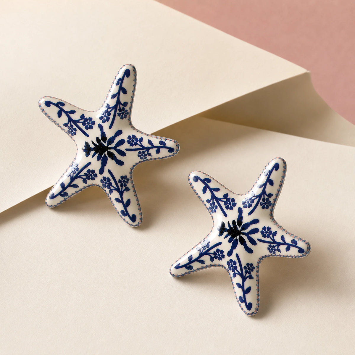 Aretes Jardín Azul en composición de campaña.