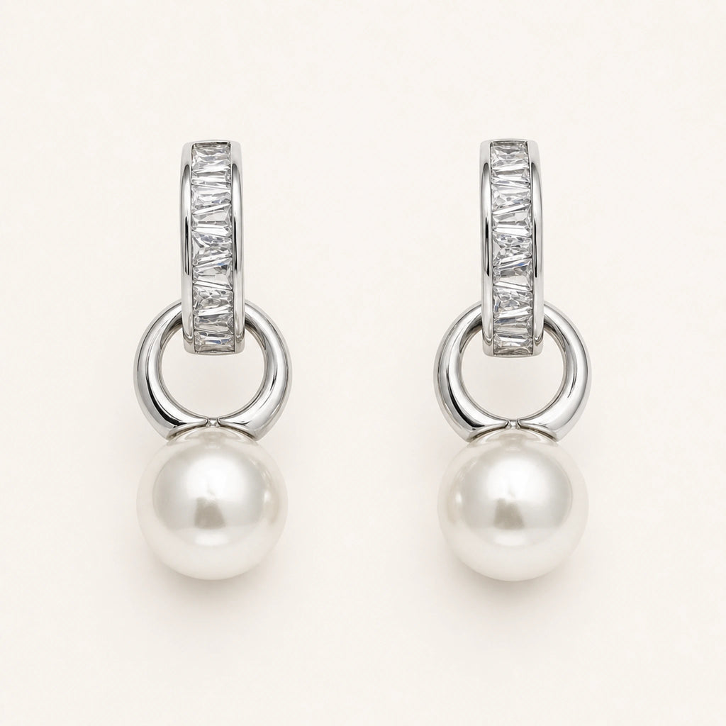 Aretes Gota: barra plateada con esfera blanca colgante.