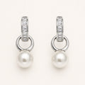 Aretes Gota: barra plateada con esfera blanca colgante.