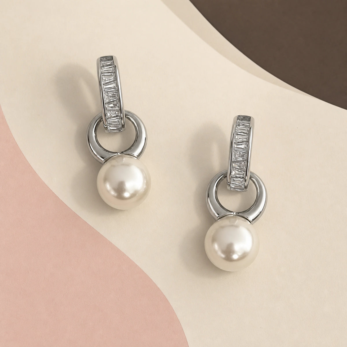 Aretes Gota en composición de campaña.