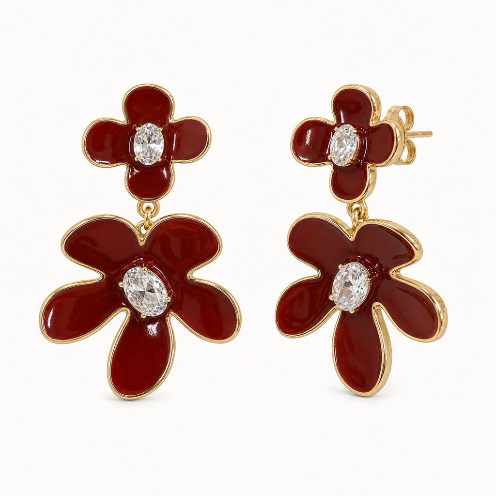 Aretes Amapola: dos flores borgoña con contorno dorado.