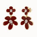 Aretes Amapola: dos flores borgoña con contorno dorado.