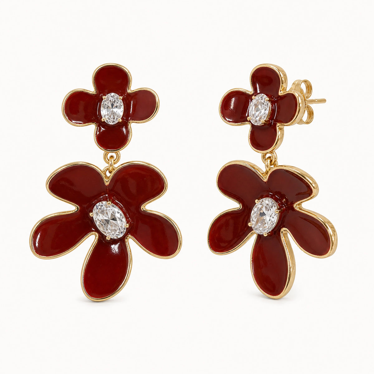 Aretes Amapola: dos flores borgoña con contorno dorado.