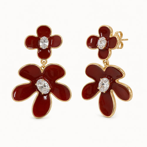Aretes Amapola: dos flores borgoña con contorno dorado.